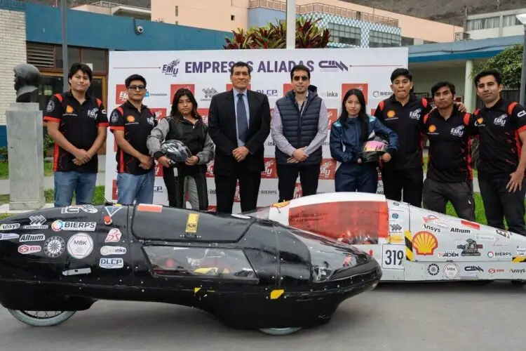 El equipo de Eco Motors UNI junto al Hualkana I y al Hualkana III
