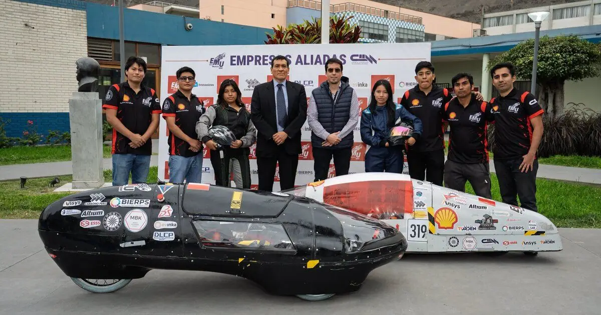 El equipo de Eco Motors UNI junto al Hualkana I y al Hualkana III