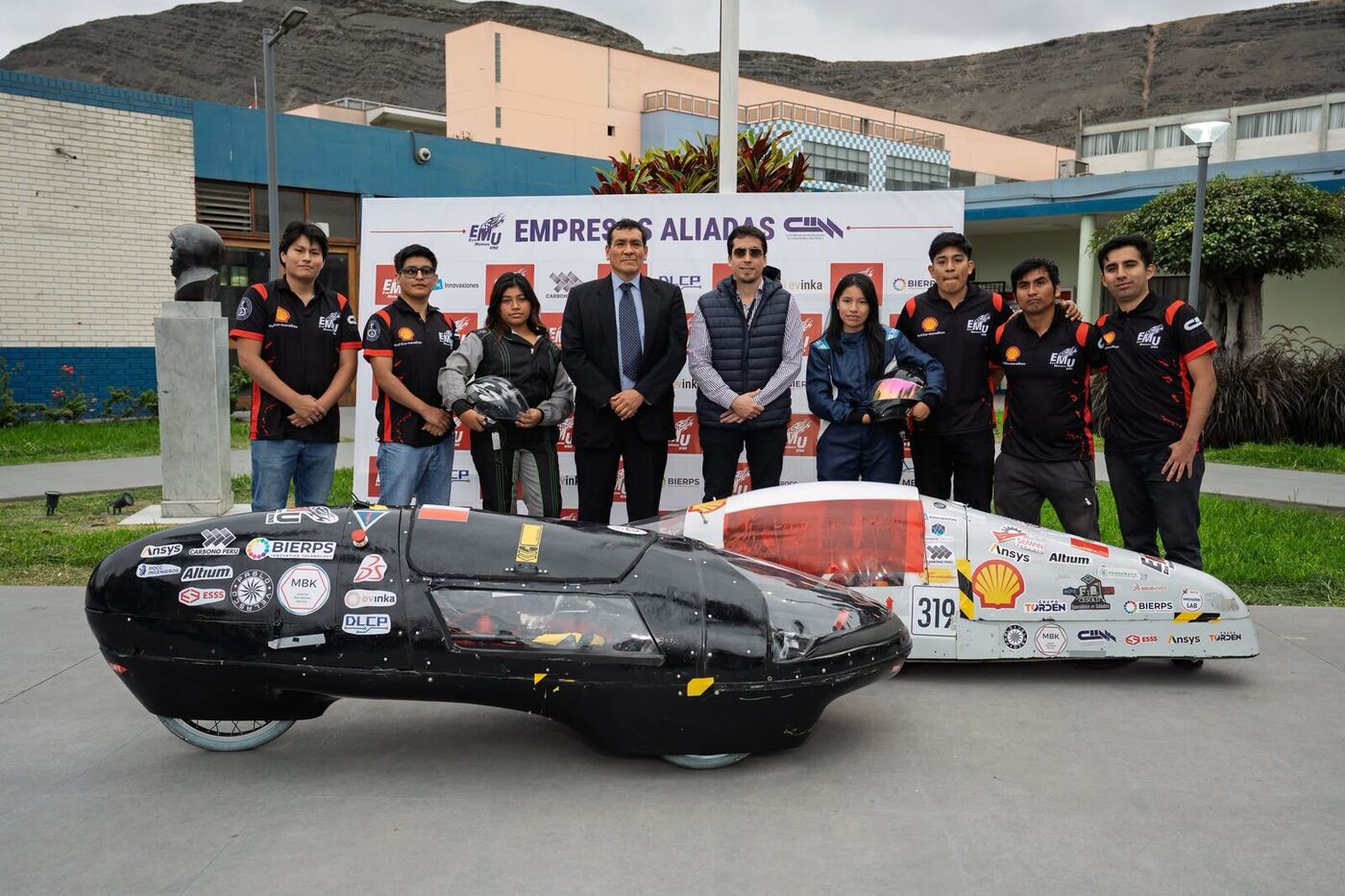 Equipo de Eco Motors UNI con sus dos prototipos