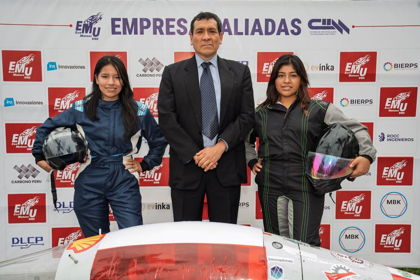 Integrantes de Eco Motors UNI junto al prototipo
